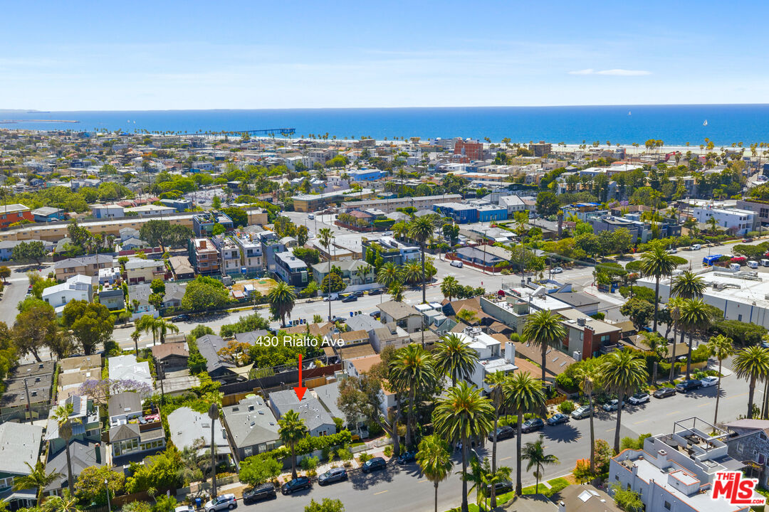 430 Rialto Avenue Venice, CA 90291 - Photo 3 of 23 a view of a city