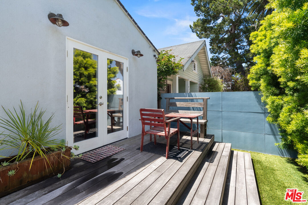 430 Rialto Avenue Venice, CA 90291 - Photo 4 of 23 a view of a patio with table and chairs and potted plants with wooden floor and fence