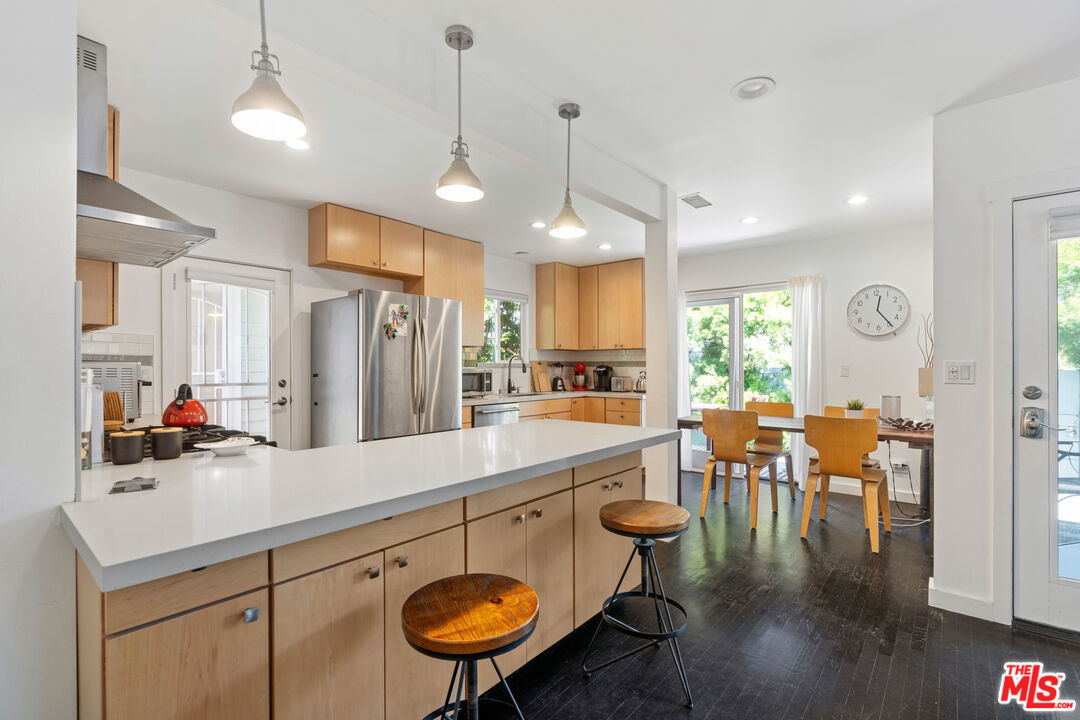 430 Rialto Avenue Venice, CA 90291 - Photo 8 of 23 a large kitchen with a table and chairs