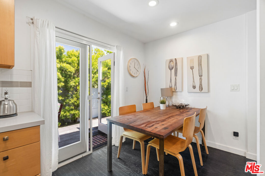 430 Rialto Avenue Venice, CA 90291 - Photo 9 of 23 a table and a table in a room