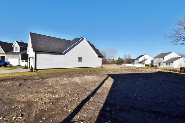 a view of a house with backyard