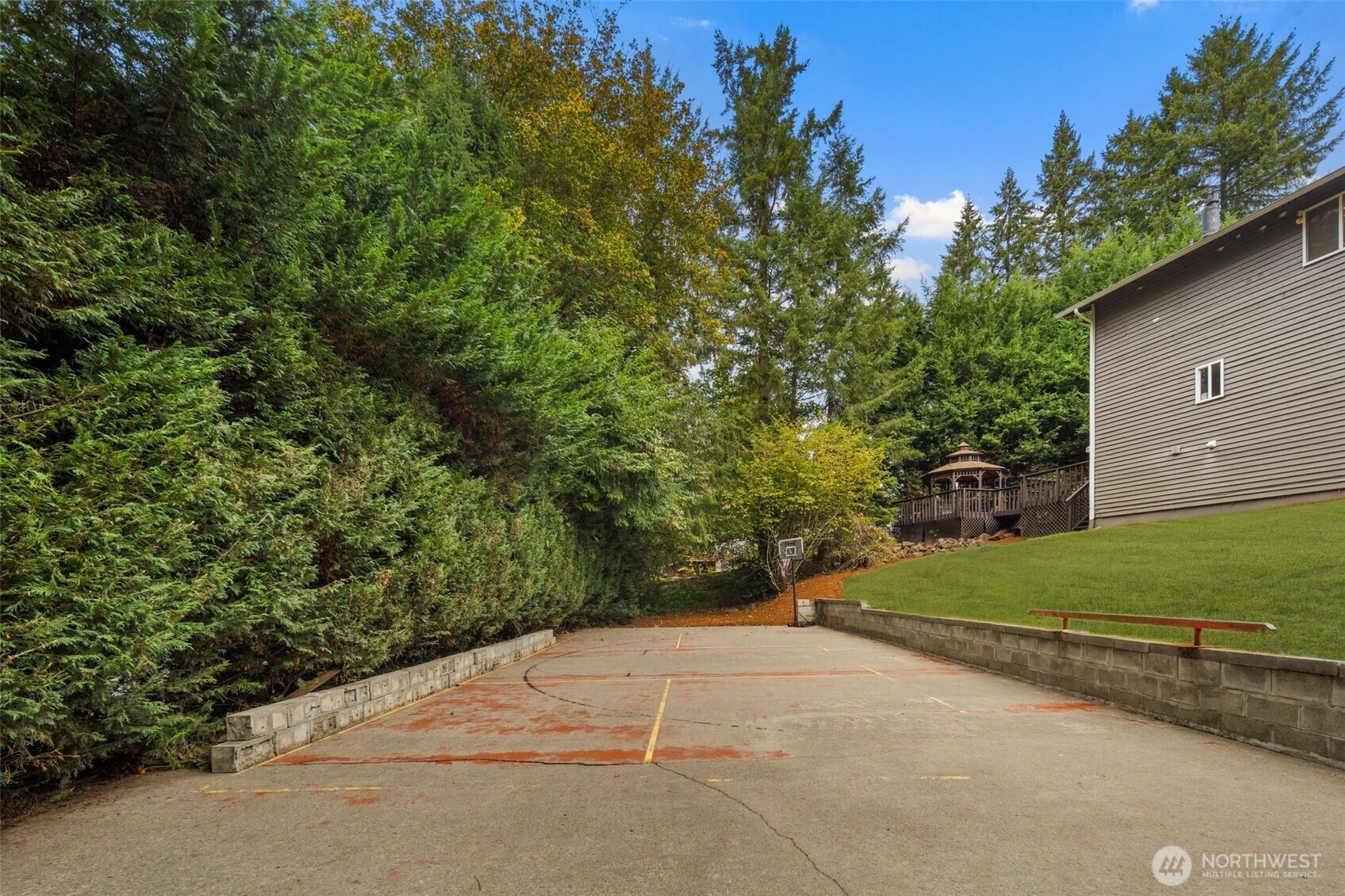 18016 Southeast 147th Street Renton, WA 98059 - Photo 37 of 38 a backyard of a house with lots of green space