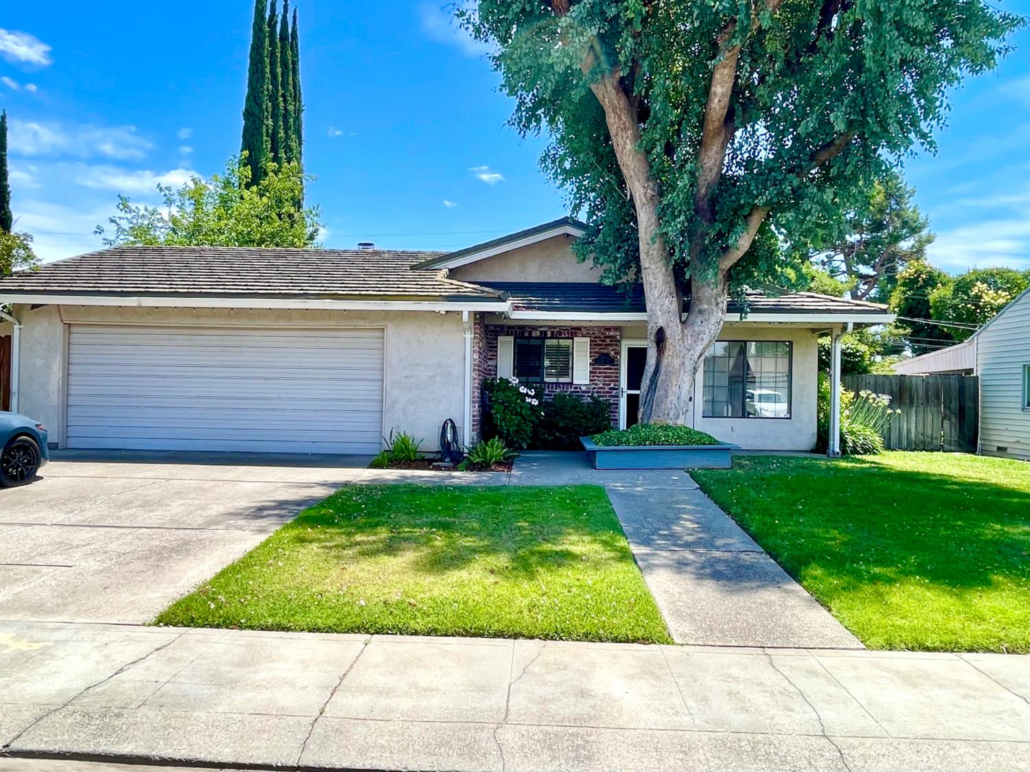 2052 Del Rio Drive Stockton, CA 95204 - Photo 2 of 28