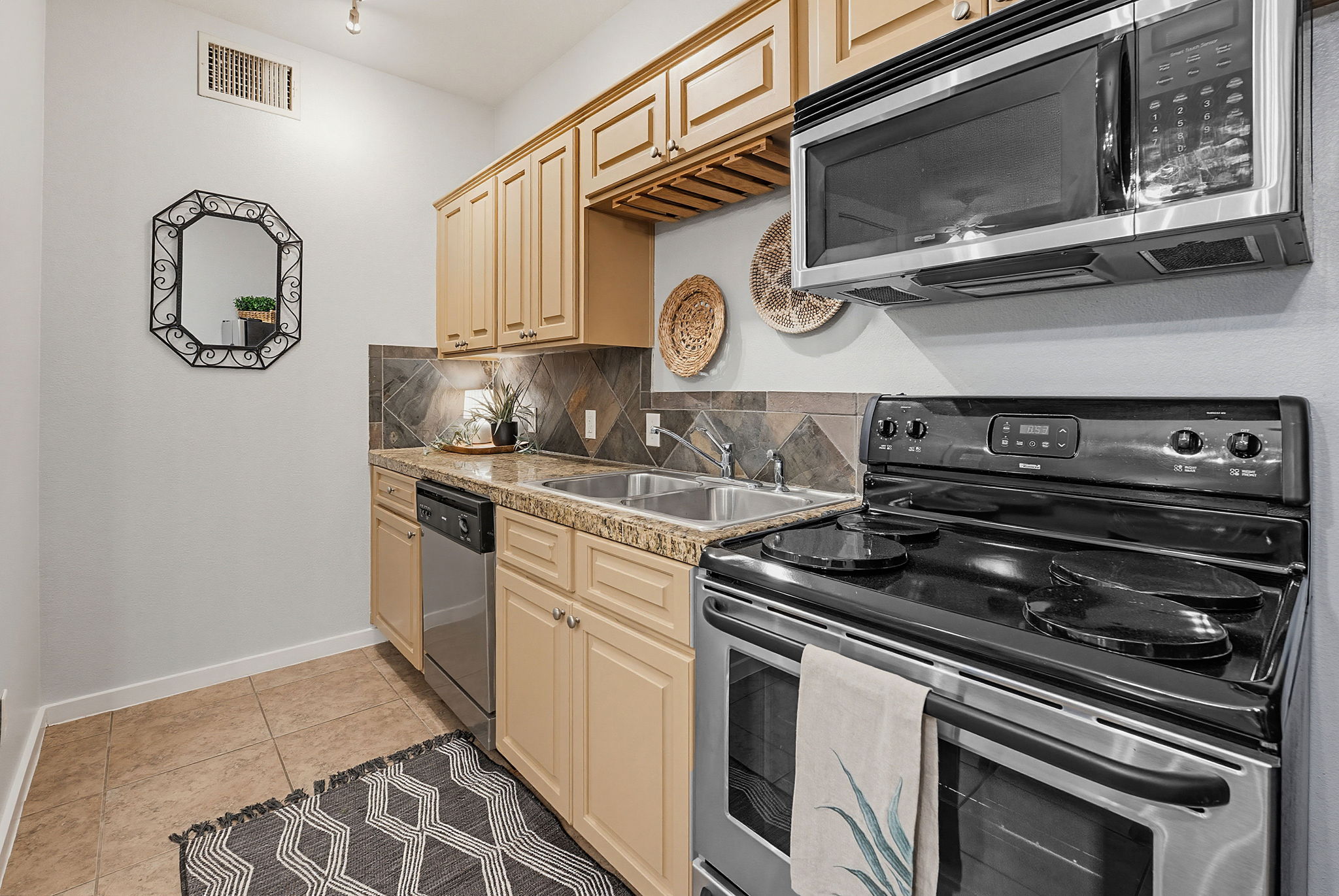 2106 Cullen Avenue, Unit 206 Austin, TX 78757 - Photo 13 of 20 Granite counters.