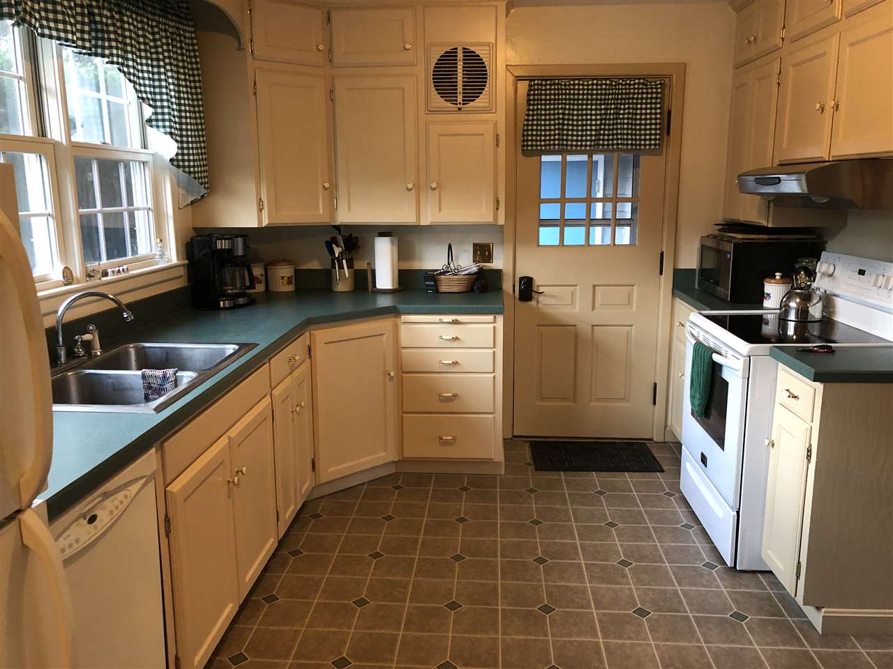 54 Commonwealth Avenue Springfield, VT 05156 - Photo 4 of 21
