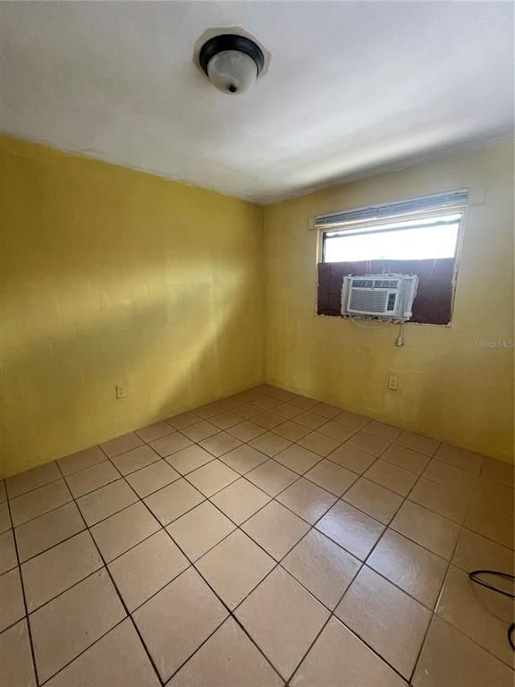 900 Colyer Street, Unit 902 Orlando, FL 32805 - Photo 5 of 7 a view of a room with a window