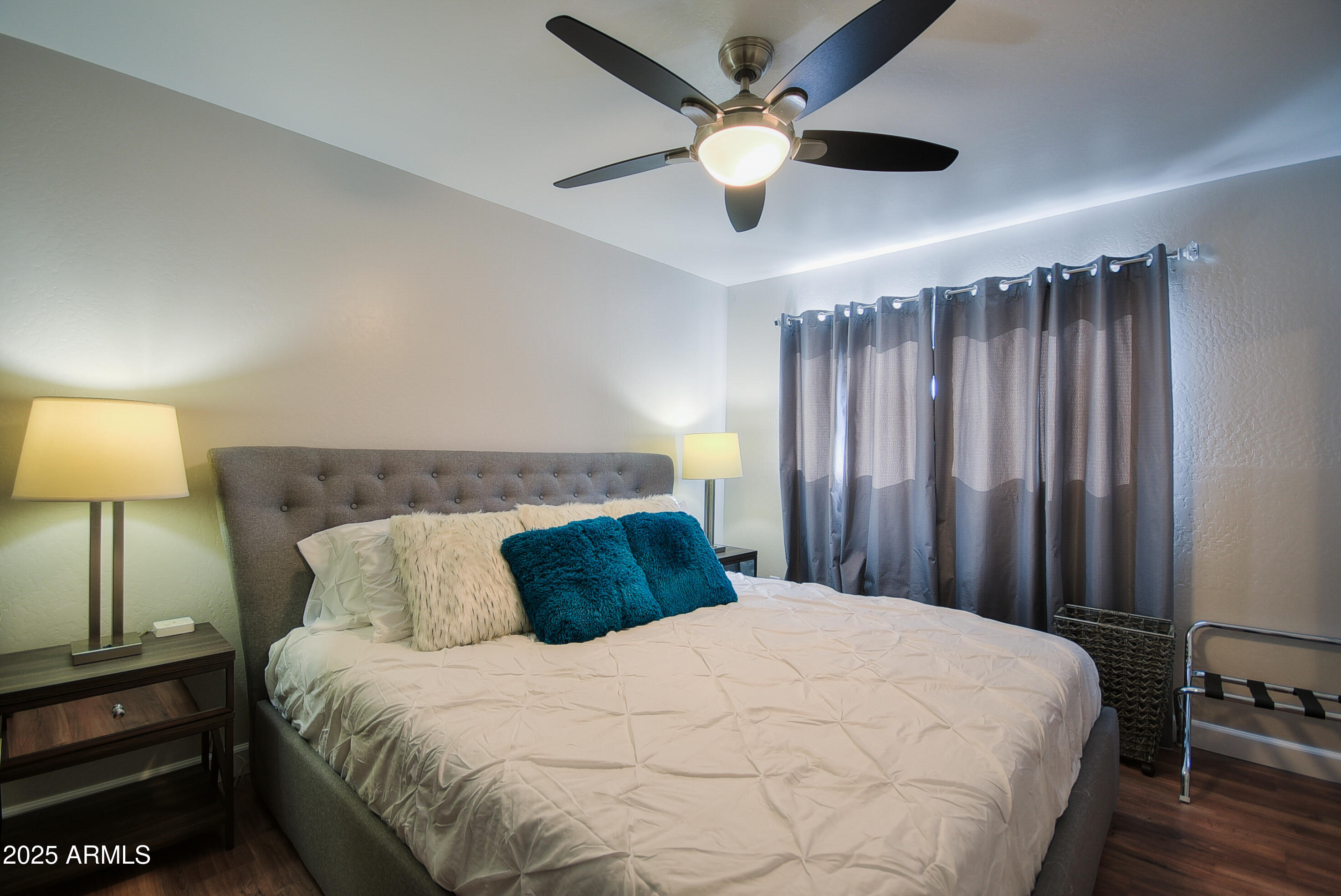 7603 East Montecito Avenue Scottsdale, AZ 85251 - Photo 10 of 21 a bedroom with a bed and a lamp