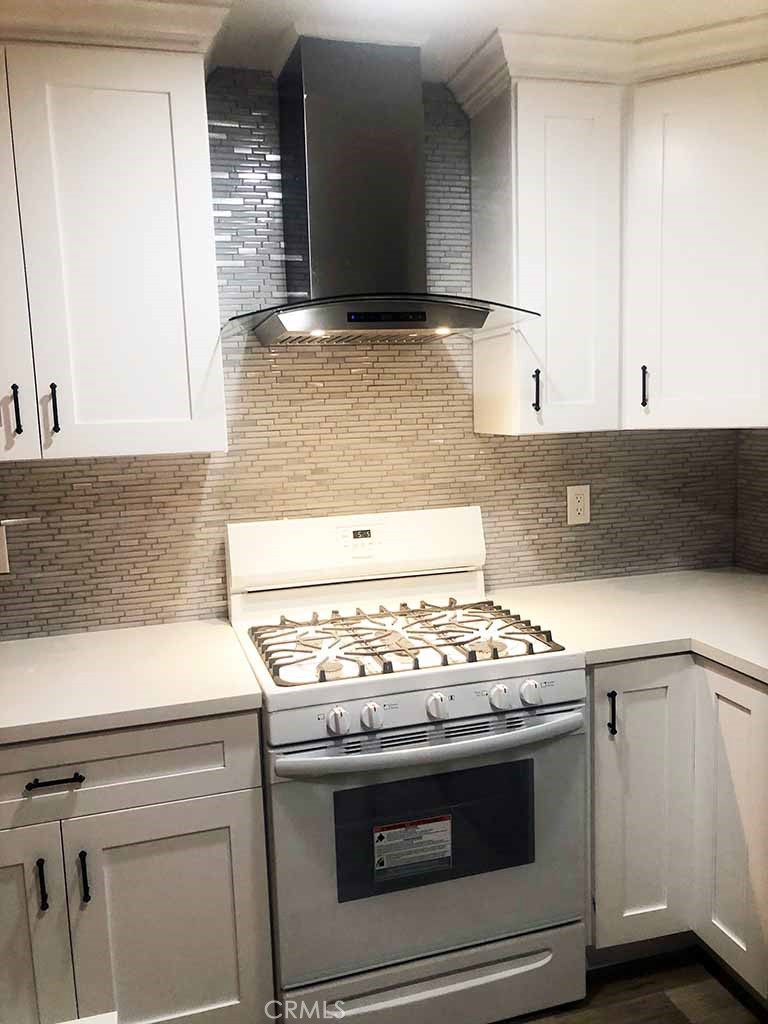 351 North Spaulding Avenue Los Angeles, CA 90036 - Photo 20 of 31 a stove top oven sitting inside of a kitchen