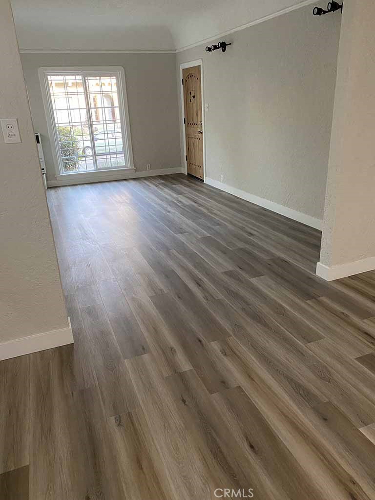 351 North Spaulding Avenue Los Angeles, CA 90036 - Photo 21 of 31 an empty room with wooden floor and windows