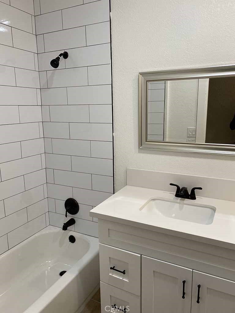 351 North Spaulding Avenue Los Angeles, CA 90036 - Photo 22 of 31 a bathroom with a sink and a bathtub