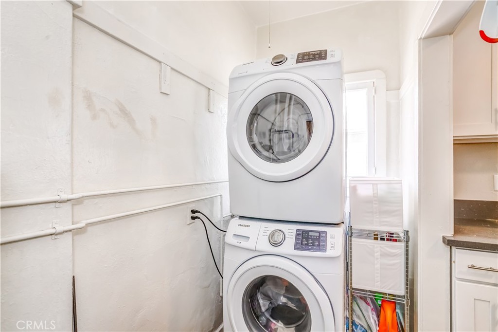 351 North Spaulding Avenue Los Angeles, CA 90036 - Photo 31 of 31 a view of entryway with washer and dryer
