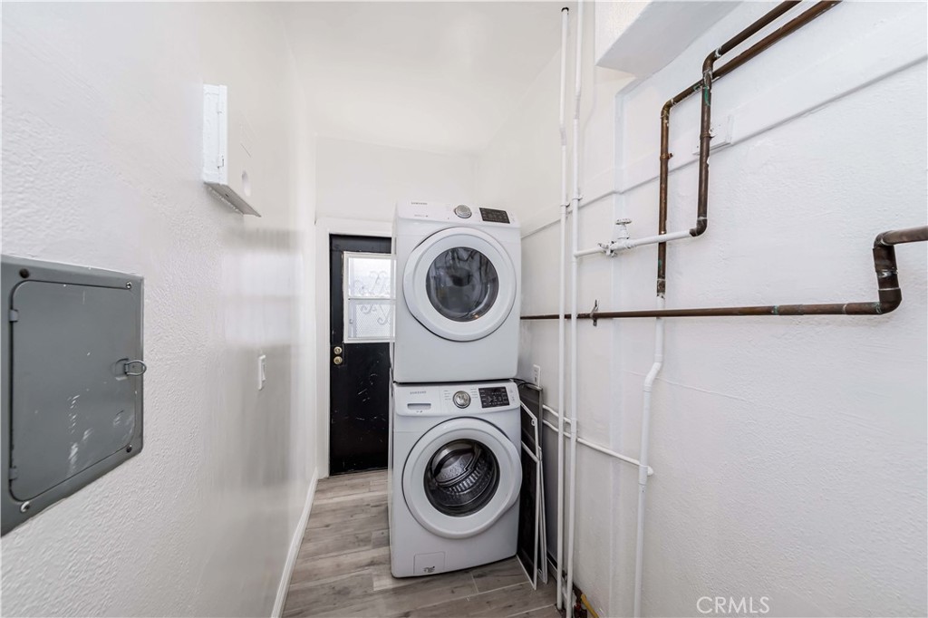 351 North Spaulding Avenue Los Angeles, CA 90036 - Photo 9 of 31 a utility room with dryer and washer