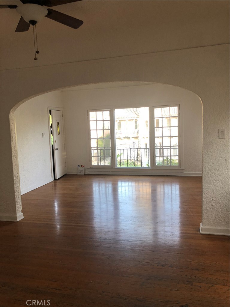 351 North Spaulding Avenue Los Angeles, CA 90036 - Photo 10 of 31 a view of a livingroom with wooden floor and a window