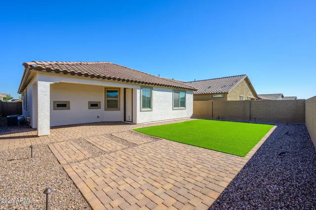 a view of a back yard