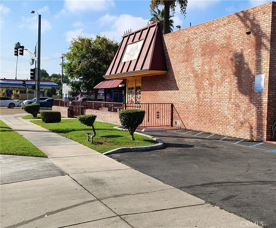 a front view of house with yard