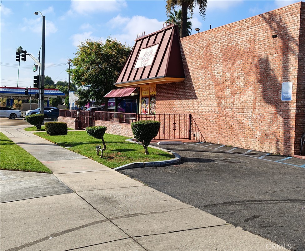 2115 University Riverside, CA 92507 - Photo 4 of 20 a front view of house with yard