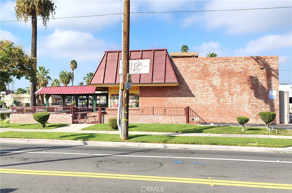 2115 University Riverside, CA 92507 - Photo 5 of 20 a view of a swimming pool with a yard and plants