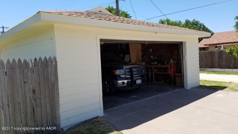1502 South Colgate Street Perryton, TX 79070 - Photo 8 of 13 garage