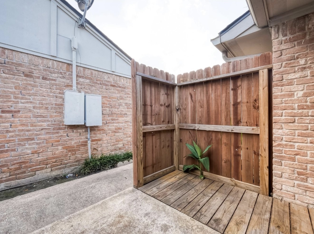 1108 West Tri Oaks Lane, Unit 150 Houston, TX 77043 - Photo 26 of 26 a view of backyard with tub and wooden floor