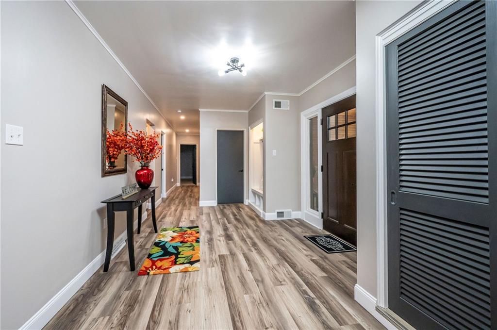 630 Bascom Avenue Pittsburgh, PA 15212 - Photo 11 of 25 a very nice looking room with a large window