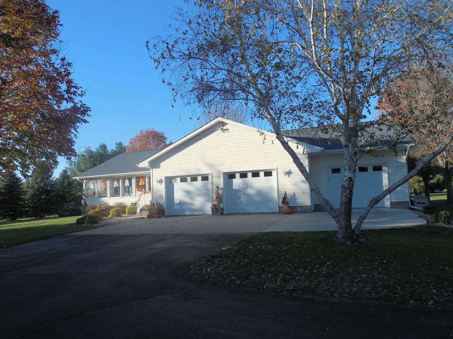 6472 Penrose Road Fulton, IL 61252 - Photo 1 of 21 a front view of a house with a yard