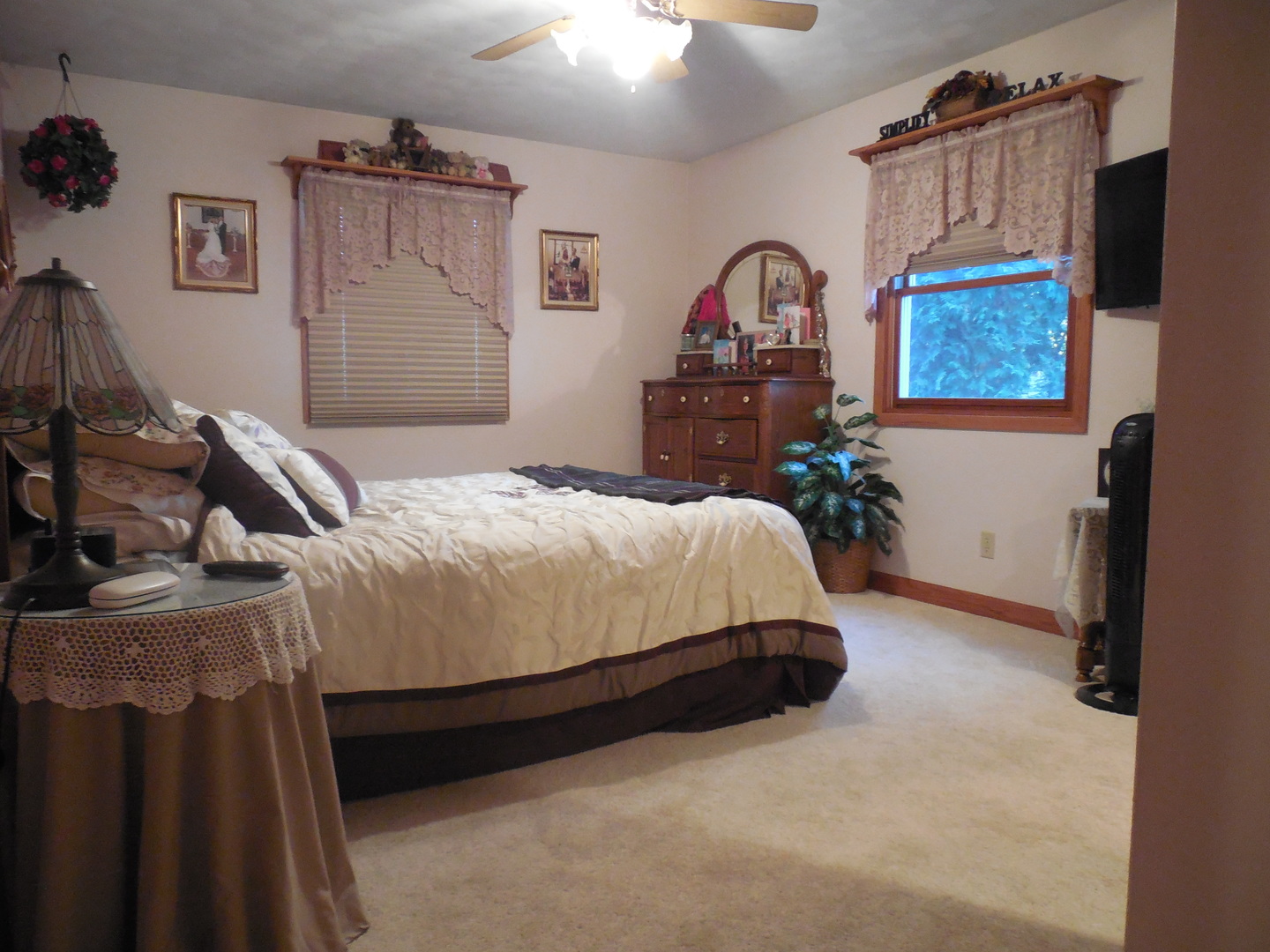 6472 Penrose Road Fulton, IL 61252 - Photo 8 of 21 a bedroom with a bed and a painting on the wall
