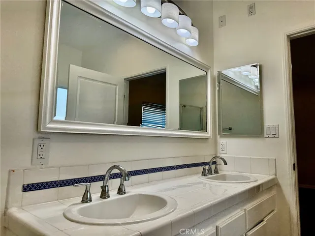 $4,100 | 18930 Sherman Way, Unit 17, Reseda, CA 91335