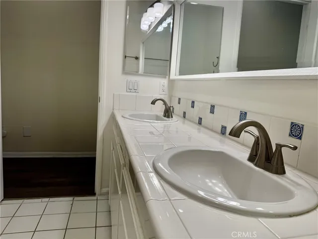 $4,100 | 18930 Sherman Way, Unit 17, Reseda, CA 91335