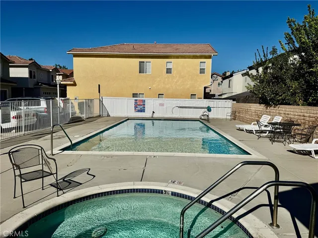 $3,800 | 18930 Sherman Way, Unit 17, Reseda, CA 91335