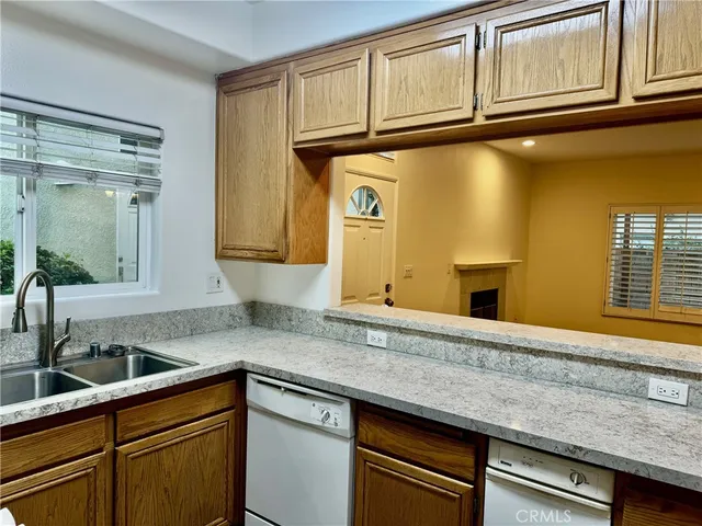 $4,100 | 18930 Sherman Way, Unit 17, Reseda, CA 91335