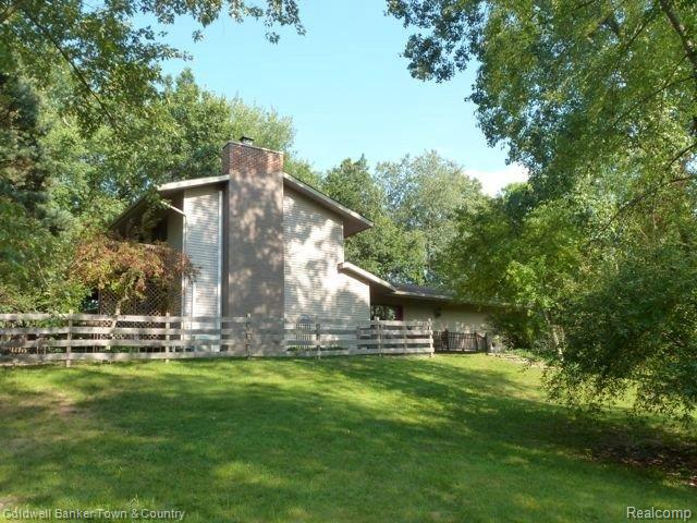 1660 Sexton Road Howell, MI 48843 - Photo 24 of 33 Side of house.jpg