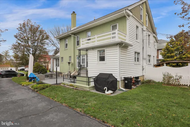 a view of a house with a backyard