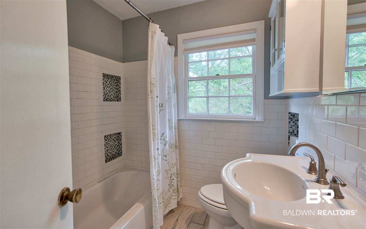 2715 Woodland Road Mobile, AL 36693 - Photo 16 of 28 Guest Bathroom