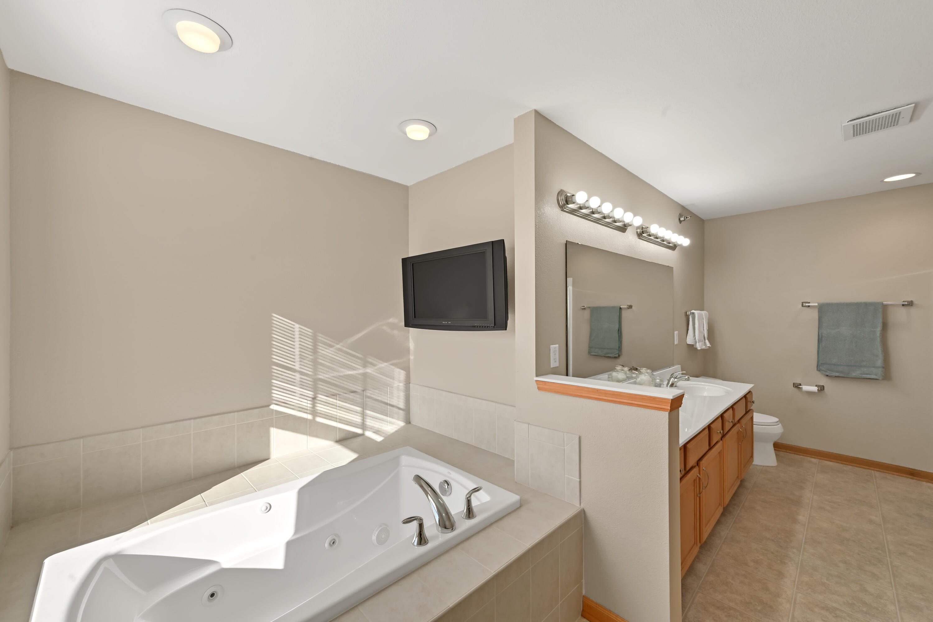 12248 West Virginia Circle, Unit 7 Franklin, WI 53132 - Photo 20 of 28 Primary Ensuite w/ Jetted Tub
