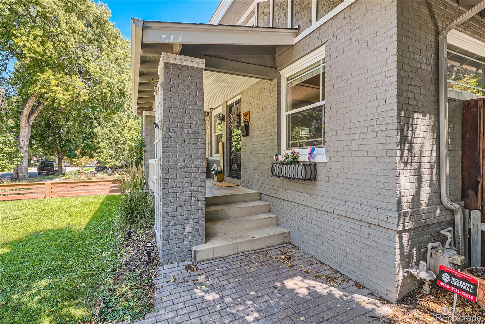 954 Monroe Street Denver, CO 80206 - Photo 5 of 28 a view of a pathway of the house