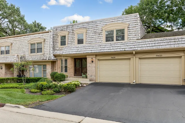 $439,000 | 19W019 Ave Barbizon, Oak Brook, IL 60523