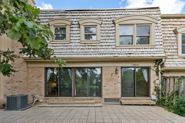 $439,000 | 19W019 Ave Barbizon, Oak Brook, IL 60523
