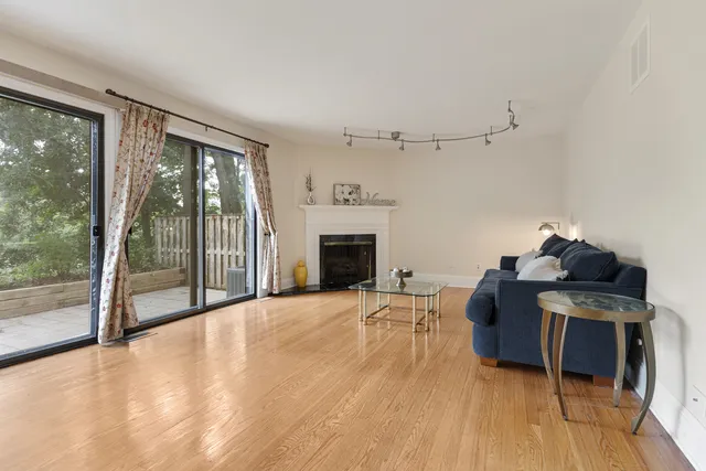 $439,000 | 19W019 Ave Barbizon, Oak Brook, IL 60523