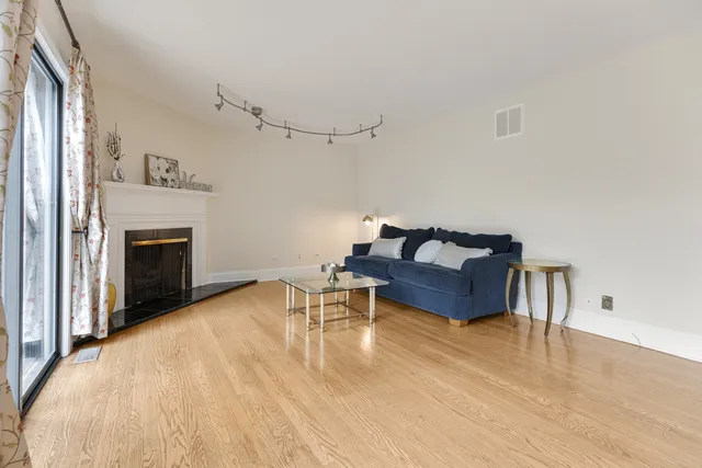 $439,000 | 19W019 Ave Barbizon, Oak Brook, IL 60523