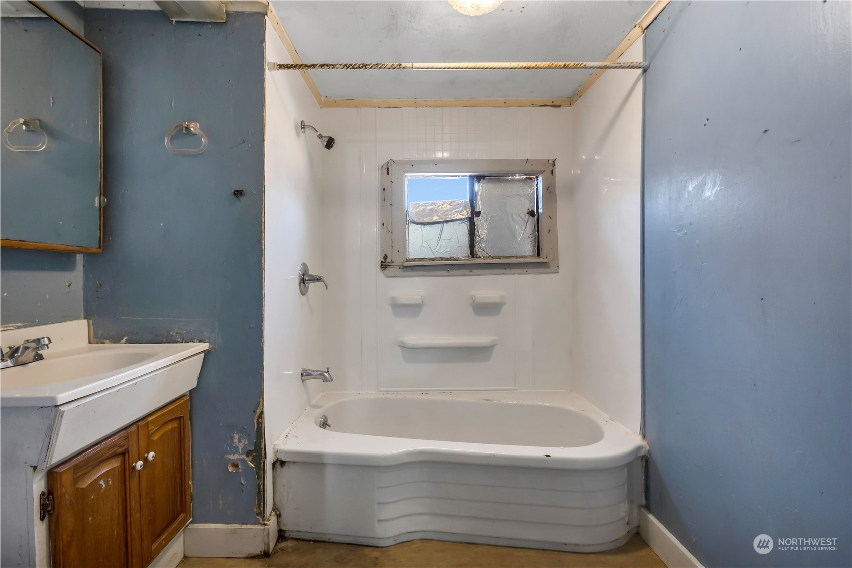 10057 24th Avenue Southwest Seattle, WA 98146 - Photo 14 of 23 a bathroom with a bathtub and a sink
