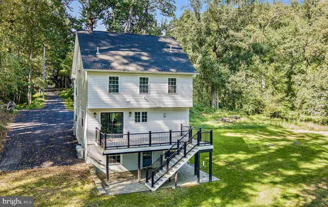 a small garden with a bench in the patio