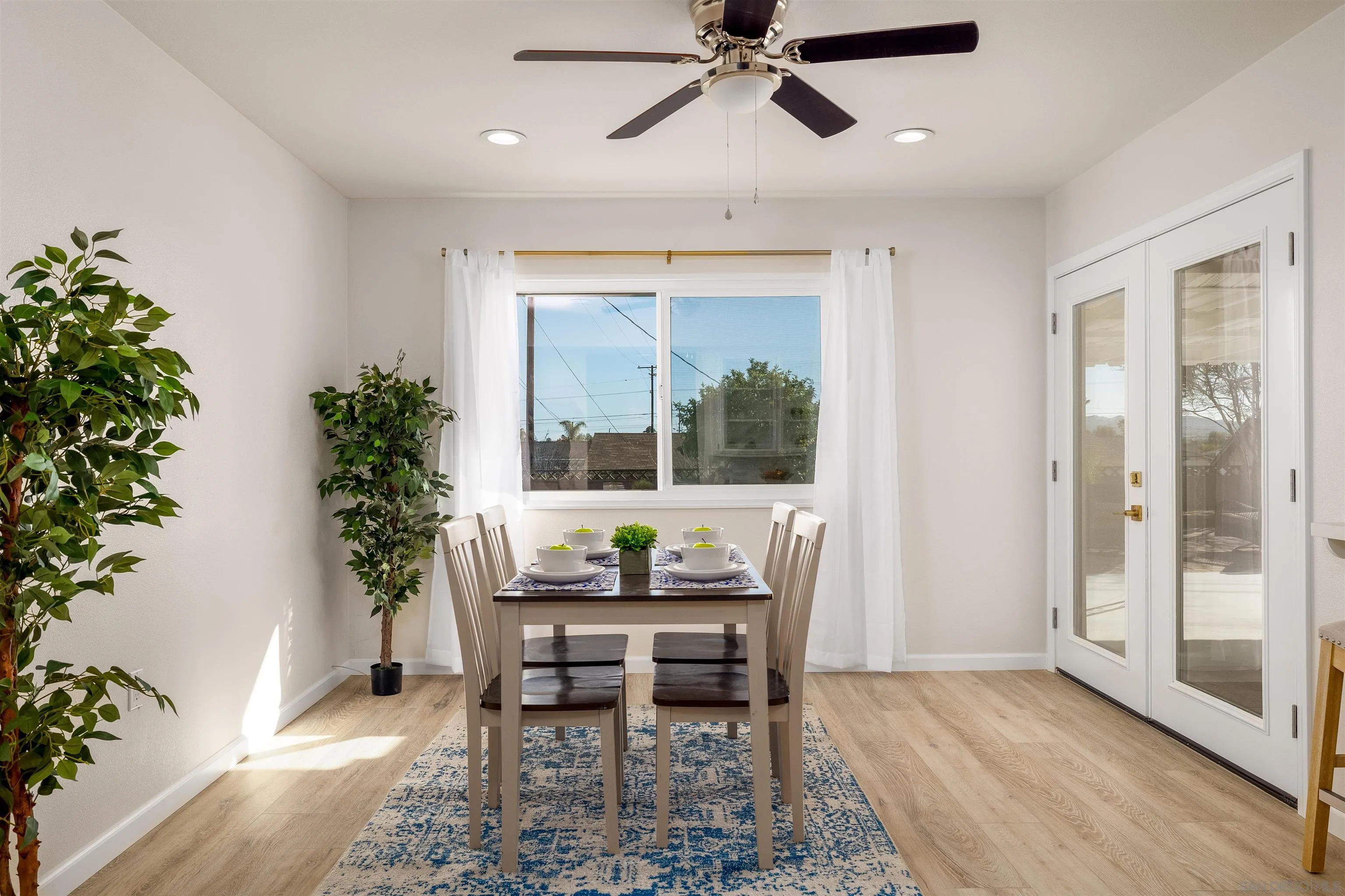 27431 El Rancho Road Menifee, CA 92586 - Photo 19 of 39 a workspace with wooden floor and a potted plant