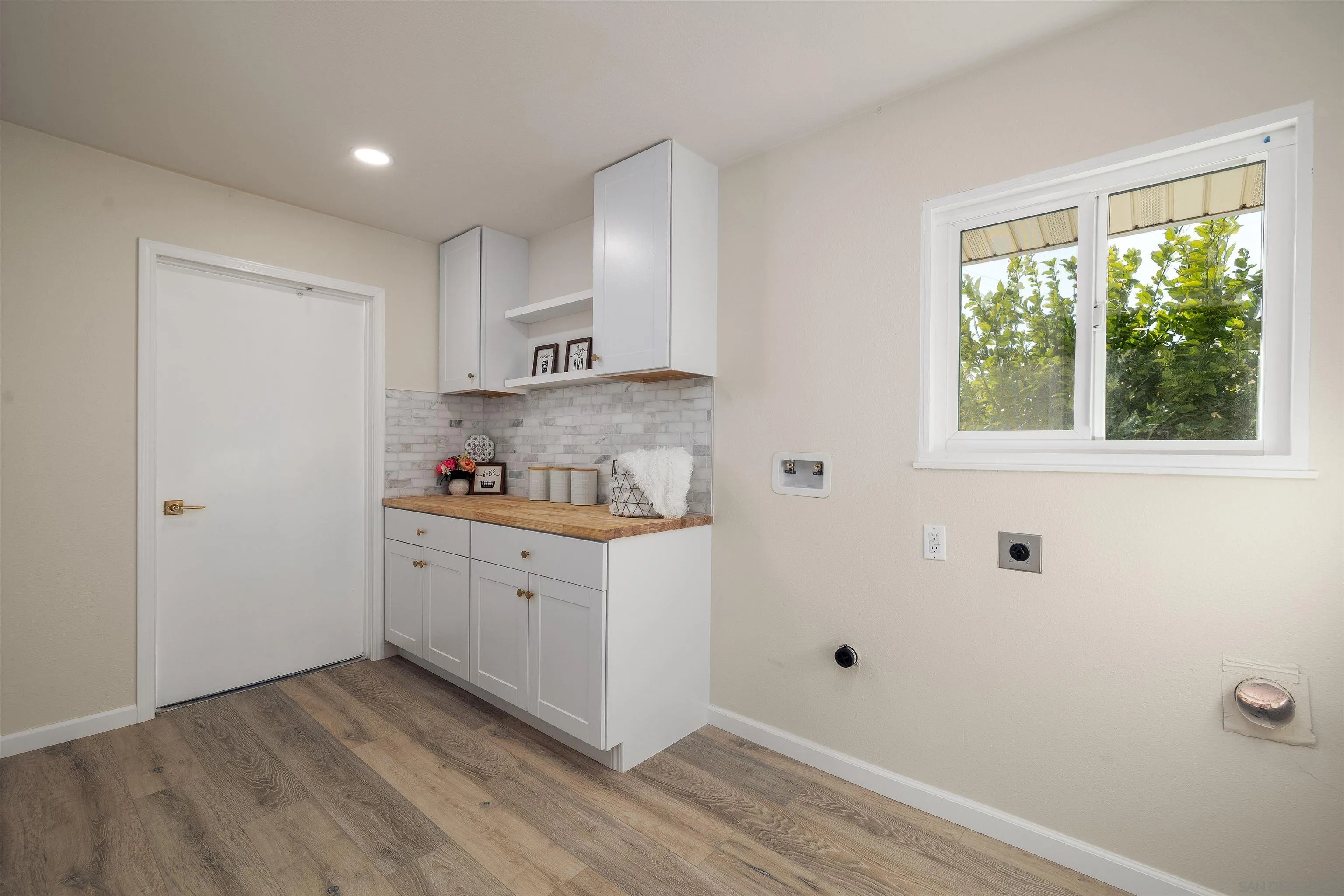 27431 El Rancho Road Menifee, CA 92586 - Photo 28 of 39 a view of a kitchen with wooden floor and electronic appliances