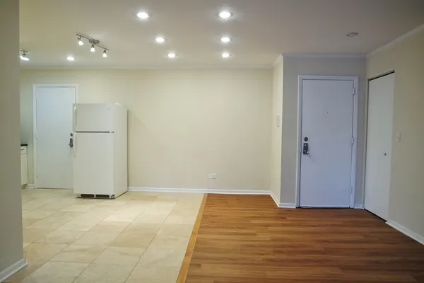 $2,100 | 10369 Dearlove Road, Unit 2F, Glenview, IL 60025