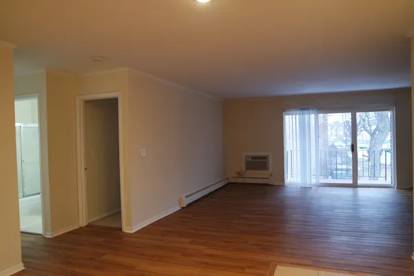 $2,100 | 10369 Dearlove Road, Unit 2F, Glenview, IL 60025