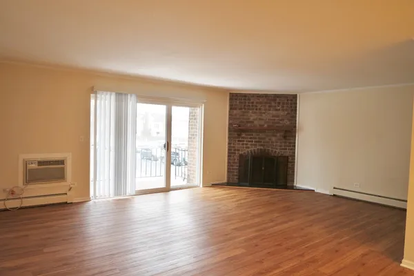 $2,100 | 10369 Dearlove Road, Unit 2F, Glenview, IL 60025