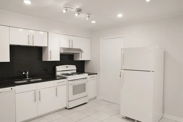 $2,100 | 10369 Dearlove Road, Unit 2F, Glenview, IL 60025