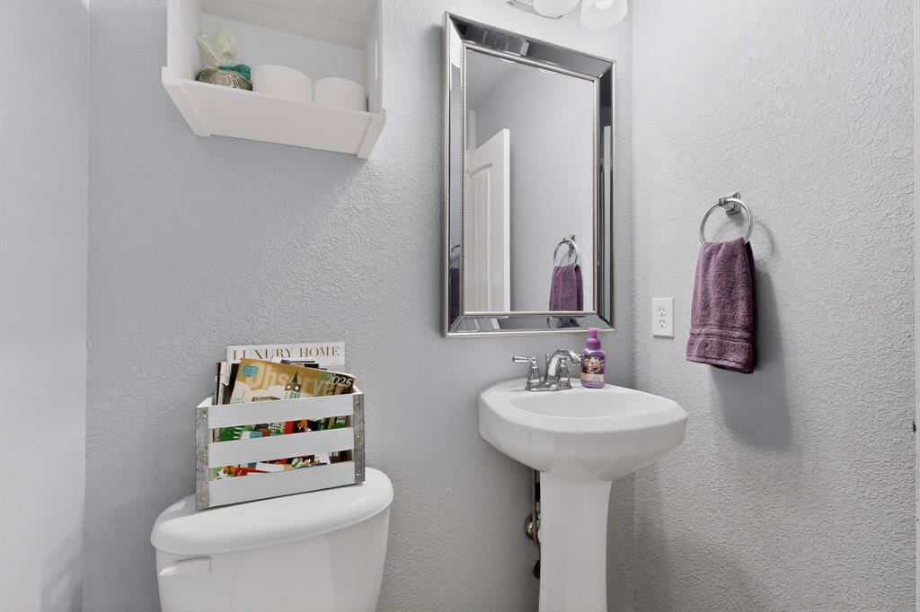 3825 Clay Mathis Road Mesquite, TX 75181 - Photo 36 of 39 a bathroom with a sink toilet and a mirror