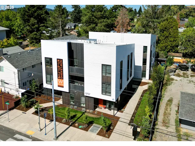 a view of a house with backyard