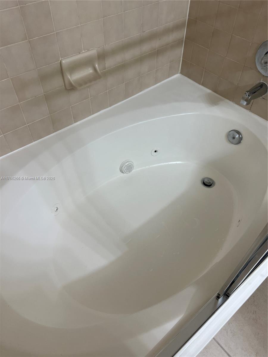 8063 Severn Drive, Unit D Boca Raton, FL 33433 - Photo 14 of 20 a close up of a bathtub
